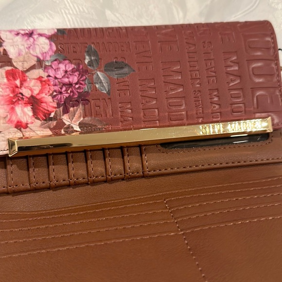 Brand new Steve Madden clutch wristlets bag with flower design - Picture 5 of 9